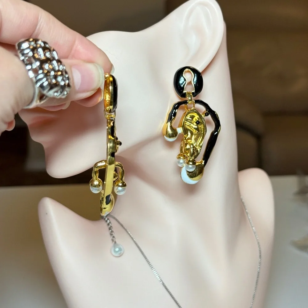 ⚜️ Avant-garde Gold and Black Earrings with Pearl Accents